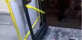 Otobüs, bir saat geç kaldı diye camlarını tuz buz ettiler