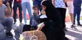Patlamada evde unuttuğu muhabbet kuşlarını almaya geldi