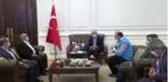Soylu, yardım kuruluşlarının İdlib'de inşa edilen briket ev kampanyasına bağışta bulundu