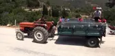 Korona nedeniyle denize gidemeyince traktör kasasında havuz keyfi yaptılar