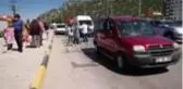 Son dakika... Kasksız motosiklet sürücüsü kırmızı ışık için yavaşlayan araca böyle çarptı