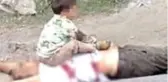 Bu kare uluslararası kamuoyunda infial yarattı! 3 yaşındaki çocuğu, öldürdükleri dedesinin göğsüne oturtup fotoğraf çektiler