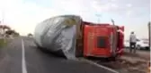 Freni boşalan saman yüklü kamyon devrildi