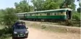 Pakistan'da tren, yolcu otobüsüne çarptı: 19 ölü