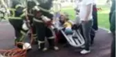 Çocuk parkında ayağı sıkışan çocuğu itfaiye kurtardı