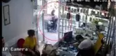 Kaldırımda yürüyen kadına böyle çarptı