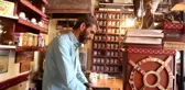 Çay ocağının müdavimleri, isimleri yazan kendilerine özel bardaklarla çay içiyor