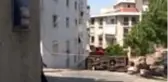 Rampa çıktığı sırada devrilen kamyonun sürücüsü yaralandı