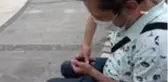 Yaralı bulduğu Ebabil kuşunu kıyma ile besledi