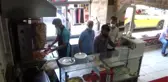Dönercinin davetsiz misafiri kumru, bu yıl da geleneği bozmadı