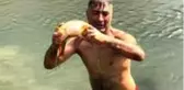 Oltayla bile balık tutulamayan çayda çıplak elle balık tutuyor