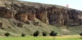 Karaman'daki sıralı kayalıklar peri bacalarını anımsatıyor