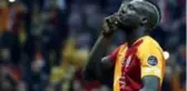 Galatasaraylı Mbaye Diagne, saçlarını sarı kırmızıya boyattı