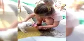 Minik kız çocuğu dondurmasını köpekle paylaştı