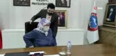 Başkan Sayan, yaşlı kadını makam koltuğunda ağırlayıp sorunlarını dinledi