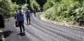 Belediyenin yapmadığı mahalle yolunu kaymakamlık asfaltladı