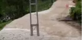 Beton dökülen yolda elektrik direği tam yolun ortasında kaldı