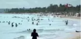 Kübalılar kısıtlamalar gevşetilince plajlara akın etti