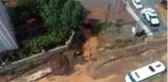 Aracıyla sel suları arasında kalan vatandaş korku dolu anlar yaşadı