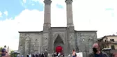 Tarihi Çifte Minareli Medrese'de 
