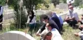 AK Partili ilçe başkanı, şehit mezarı ziyaretinde çekilen fotoğrafta CHP'li başkanın yüzünü buzladı