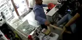 Önce telefonları incelediler, ardından esnafa saldırdılar
