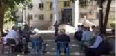 Siverek'te muhtarlar hizmet için belediye önünde oturdu