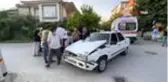 İki otomobil sokak arasında çarpıştı: 2'si çocuk 5 hafif yaralı