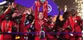 Chelsea'yi evinde 5-3 mağlup eden şampiyon Liverpool, kupasına kavuştu