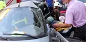 Otomobilde sıkışan sürücüyü itfaiye kurtardı