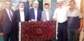 Başkan Emre, besni kadınlarının el emeği olan seccadeyi Ayasofya'ya hediye etti