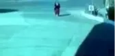 Yolda yürüyen bir kadın sokak köpeklerinin saldırısına uğradı