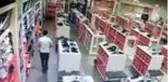 Beylikdüzü'nde iş yerinden ayakkabı çalan 2 zanlı tutuklandı