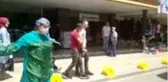 Gözü dönmüş müşteri, maske takmasını isteyen mağaza müdürünü askı demiri ile dövdü