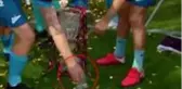 Zenit'li Branislav Ivanovic, şampiyonluk töreninde kupayı kırdı