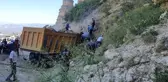 İstinat duvarına çarpan kamyonun sürücüsü yanarak feci şekilde can verdi