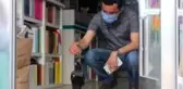 Yuvasından düşen karga vatandaşın ilgi odağı oldu