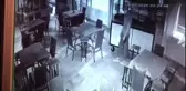 Girdiği kafede dondurma ve çerez yiyen hırsızlık zanlısının rahat tavırları güvenlik kamerasında