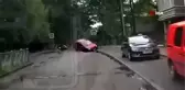 Rusya'da otomobil asfaltın çökmesiyle çukura düştü