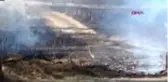 ANTALYA Alevlerin arasından kurtardıkları kaplumbağayı suyla serinlettiler