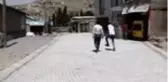 Başkale Belediyesi, engelli çocuk için bozuk yolu parke taşıyla döşedi
