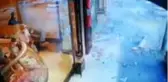 Küçükçekmece'de cadde üzerindeki binanın iki balkonu çöktü! O anlar böyle görüntülendi