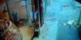 KÜÇÜKÇEKMECE'DE ÇÖKEN BALKON GÜVENLİK KAMERASINDA