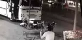 Yolun karşısına geçmek isteyen kadına motosiklet böyle çarptı