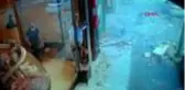 KÜÇÜKÇEKMECE'DE BALKONUN ÇÖKMESİ GÜVENLİK KAMERASINDA