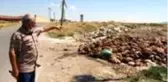 Yol kenarına kamyonlarla dökülen sakatatlar vatandaşların tepkisine neden oldu