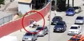 Cadde ortasında annesini döven gence, tekme tokat dayak attılar