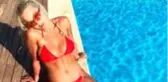 İngiliz şarkıcı Rita Ora üstsüz fotoğrafını paylaştı