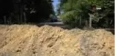 Muhtara kızdı, köyün yolunu ulaşıma kapattı