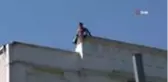 Kızını göremeyince çatıya çıkarak intihar girişiminde bulundu